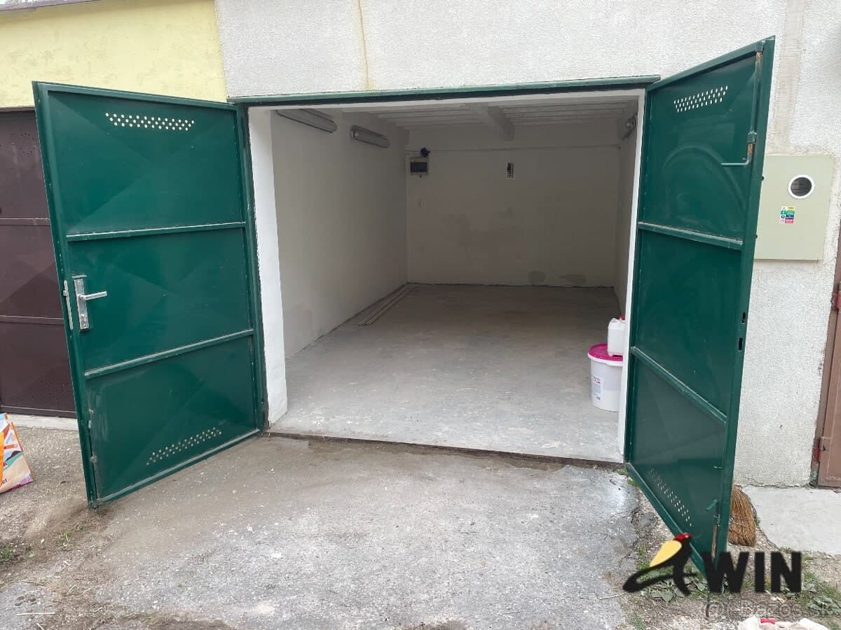 Murovaná garáž v Bratislave – Varšavská ulica, 20 m²